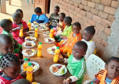 Élèves de l'école d'Okana dégustant le repas offert pour la Journée mondiale de l'alimentation