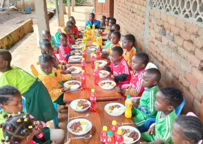 Repas équilibré servi aux élèves d'Okana le 16 octobre 2025