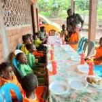 Longue tablée d'élèves pendant le repas de la Journée mondiale de l'alimentation