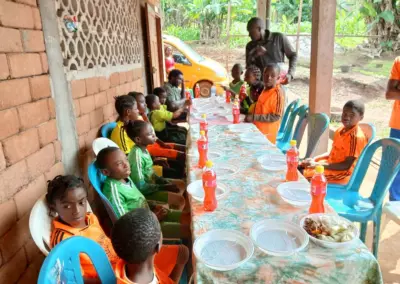 Longue tablée d'élèves pendant le repas de la Journée mondiale de l'alimentation