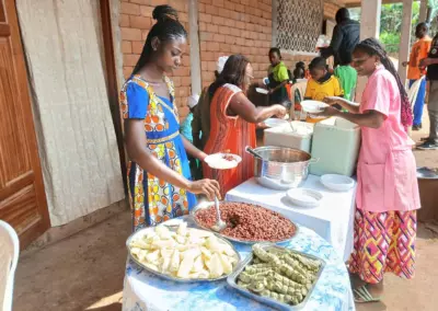 Élèves d'Okana réunis pour le repas offert par l'Association Perspectives