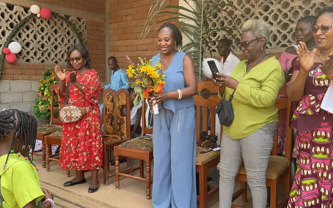 Cérémonie de fin d'année 2025 à l'école d'Okana : remise de cadeaux aux élèves de maternelle