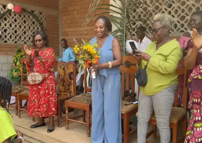 Cérémonie de fin d'année 2025 à l'école d'Okana : remise de cadeaux aux élèves de maternelle