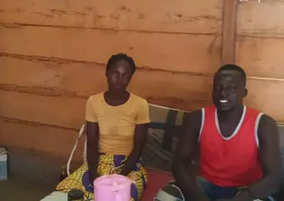 Issa et Rosalia assis dans leur maison
