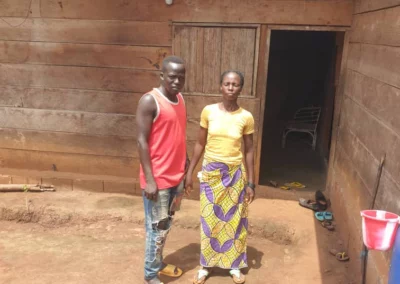 Issa et sa femme Rosalia devant leur maison au Cameroun