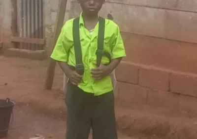 Jonas, le fils d'Issa et Rosalia, en uniforme scolaire
