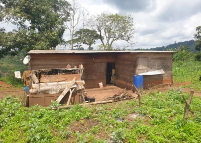 La cabane en bois construite en 2024 pour Issa et sa famille