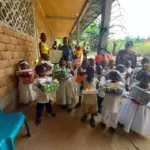 Élèves de maternelle d'Okana recevant leurs cadeaux de fin d'année