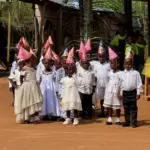 Enfants de maternelle d'Okana en tenue de fête avec leurs chapeaux pointus