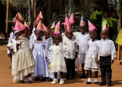 Enfants de maternelle d'Okana en tenue de fête avec leurs chapeaux pointus