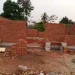 Murs en briques de terre cuite de la boutique solidaire d'Ovangul en construction