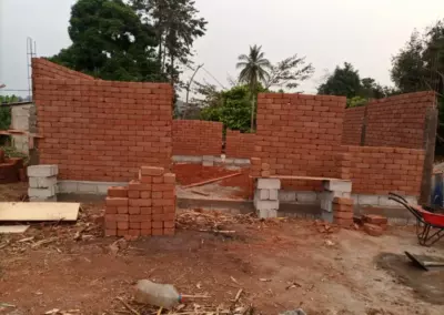 Murs en briques de terre cuite de la boutique solidaire d'Ovangul en construction