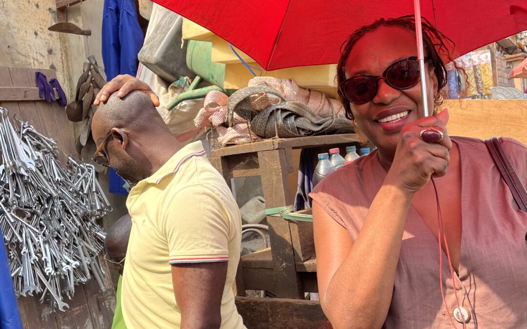 Achat de sacs de ciment dans une quincaillerie pour le chantier de la boutique solidaire d'Ovangul
