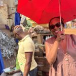 Achat de sacs de ciment dans une quincaillerie pour le chantier de la boutique solidaire d'Ovangul