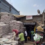 Sacs de ciment empilés devant la quincaillerie