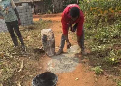 Ouvrier cassant une pierre lors de la pose de la première pierre à Ovangul