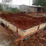 Fondations remblayées en terre rouge, vue d'ensemble du chantier d'Ovangul