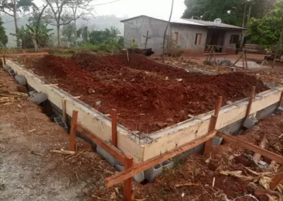 Fondations remblayées en terre rouge, vue d'ensemble du chantier d'Ovangul