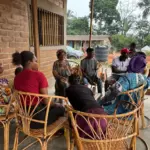 Invités assis sur la terrasse de la boutique solidaire le jour de l'inauguration