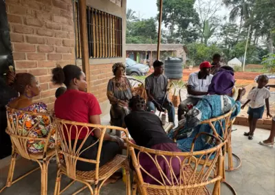 Invités assis sur la terrasse de la boutique solidaire le jour de l'inauguration