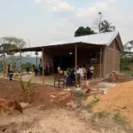 Inauguration de la boutique solidaire d'Ovangul : le bâtiment terminé et les habitants rassemblés