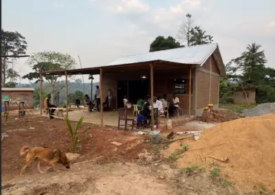 Inauguration de la boutique solidaire d'Ovangul : le bâtiment terminé et les habitants rassemblés