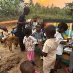 Enfants d'Ovangul recevant une collation lors de l'inauguration de la boutique solidaire