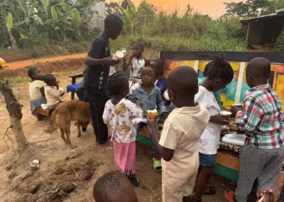 Enfants d'Ovangul recevant une collation lors de l'inauguration de la boutique solidaire
