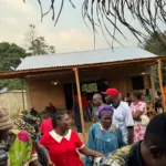 Habitants d'Ovangul réunis devant la boutique solidaire inaugurée