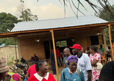 Habitants d'Ovangul réunis devant la boutique solidaire inaugurée