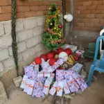 Remise d'une valise de jeux d'éveil aux élèves de maternelle d'Okana