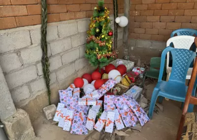 Remise d'une valise de jeux d'éveil aux élèves de maternelle d'Okana