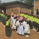 Distribution de cadeaux et de jeux d'éveil aux élèves de maternelle d'Okana