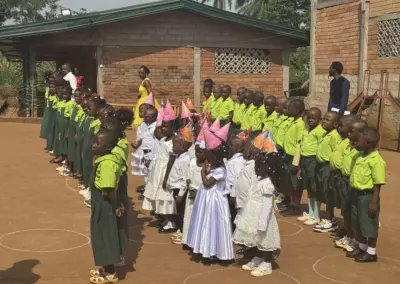 Distribution de cadeaux et de jeux d'éveil aux élèves de maternelle d'Okana